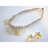 3連チェーン シェルネックレス プルメリアベージュ