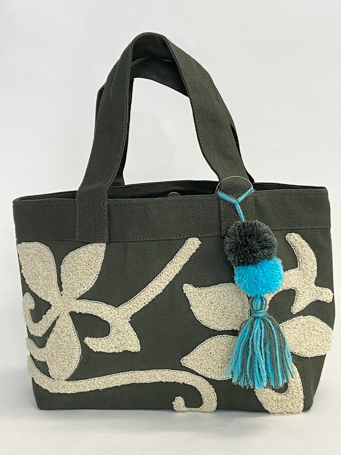 PUKANA 相良刺繍トートバッグ フローティングプルメリア カーキ｜フラとハワイアンスタイル専門店 ララフラ
