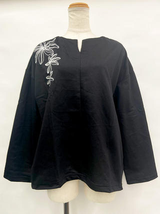 キーネック刺繍裏毛トップス トリプルティアレ ブラック