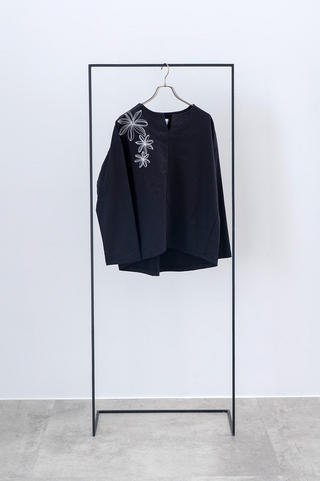 キーネック刺繍裏毛トップス トリプルティアレ ブラック