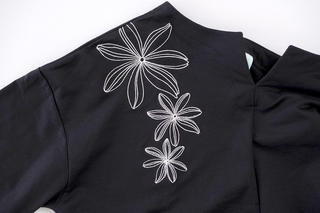 キーネック刺繍裏毛トップス トリプルティアレ ブラック