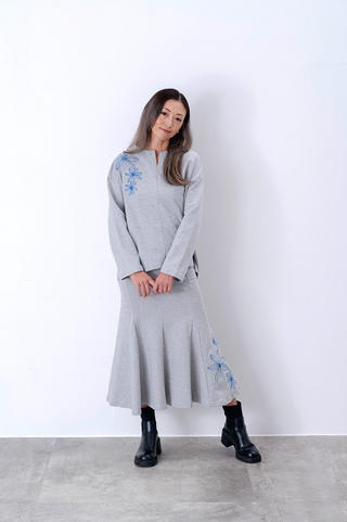 キーネック刺繍裏毛トップス トリプルティアレ ブラック