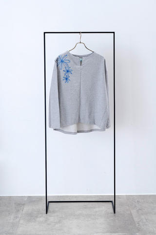 キーネック刺繍裏毛トップス トリプルティアレ グレー