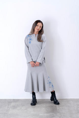 キーネック刺繍裏毛トップス トリプルティアレ グレー