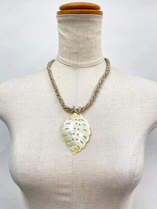 ピュアビーズネックレス モンステラスカルプ ナチュラル