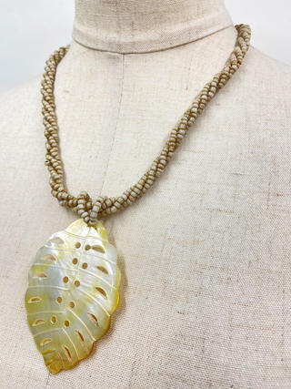 ピュアビーズネックレス モンステラスカルプ ナチュラル