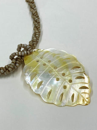 ピュアビーズネックレス モンステラスカルプ ナチュラル