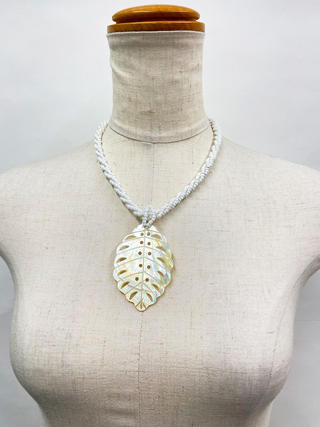 ピュアビーズネックレス モンステラスカルプ ホワイト