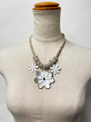 ３連ハワイアンシェルネックレス トリプルティアレフラワー ナチュラル