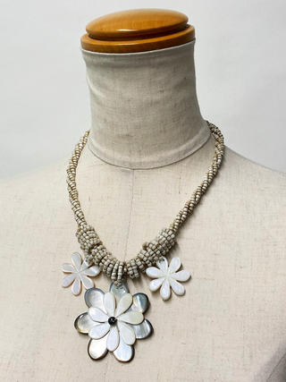 ３連ハワイアンシェルネックレス トリプルティアレフラワー ナチュラル