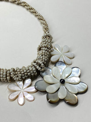 ３連ハワイアンシェルネックレス トリプルティアレフラワー ナチュラル