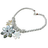 ３連ハワイアンシェルネックレス トリプルティアレフラワー ホワイト