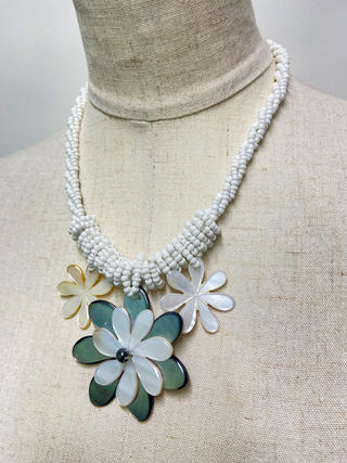３連ハワイアンシェルネックレス トリプルティアレフラワー ホワイト