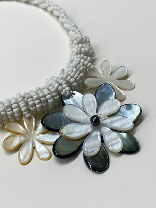 ３連ハワイアンシェルネックレス トリプルティアレフラワー ホワイト