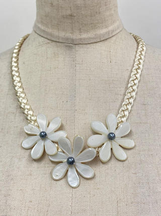 編みこみリボン３連ハワイアンシェルネックレス ティアレ クリームホワイト