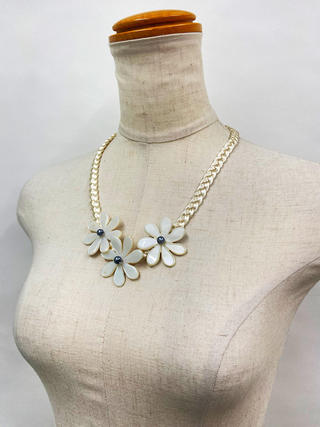 編みこみリボン３連ハワイアンシェルネックレス ティアレ クリームホワイト