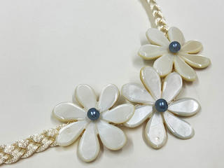 編みこみリボン３連ハワイアンシェルネックレス ティアレ クリームホワイト