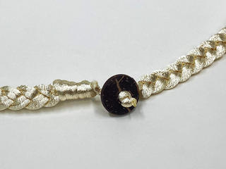 編みこみリボン３連ハワイアンシェルネックレス ティアレ クリームホワイト