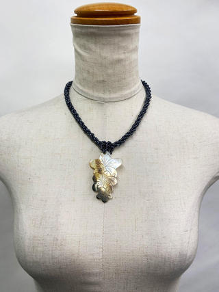 ピュアビーズネックレス トリプルプルメリア ブラック