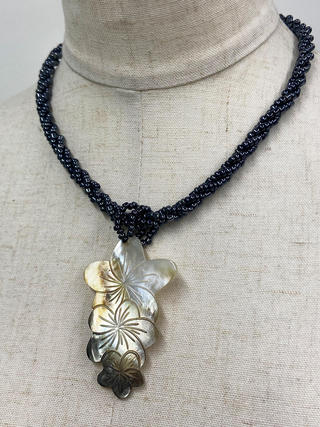 ピュアビーズネックレス トリプルプルメリア ブラック